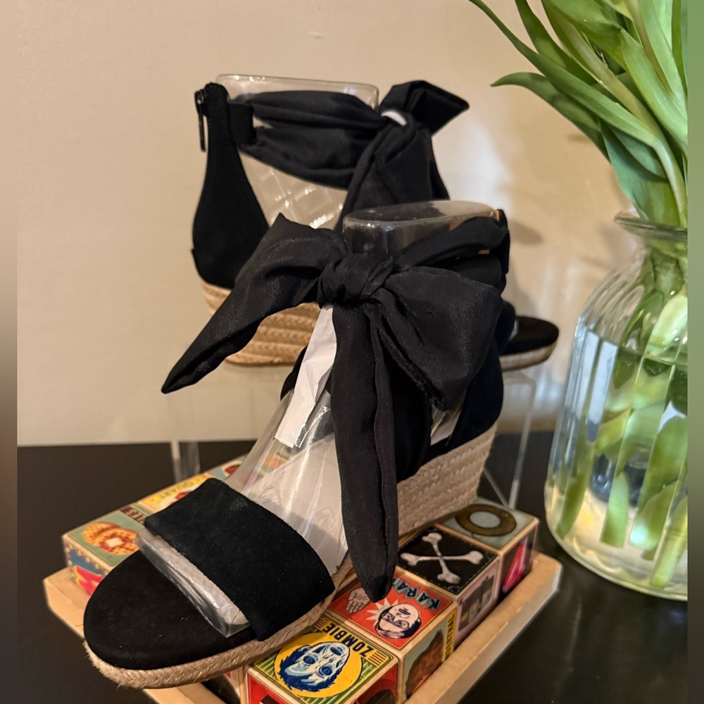 NWOT UGG Black Wedge Espadrilles Size 6